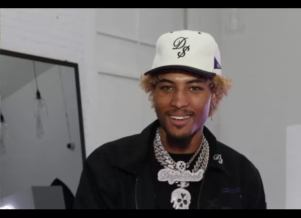 NBA player Kelly Oubre Jr. wrecks Lamborghini, allegedly ignored traffic light.