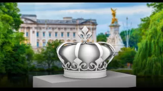 Big crown going up at Buckingham Palace, see it here.