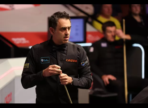 Ronnie O'Sullivan is struggling but still winning against Ryan Day at the Crucible.