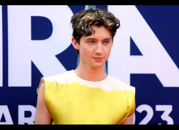 Famous singer confesses to 'disgusting' behavior of repeatedly wearing same article of clothing for 'many years'.