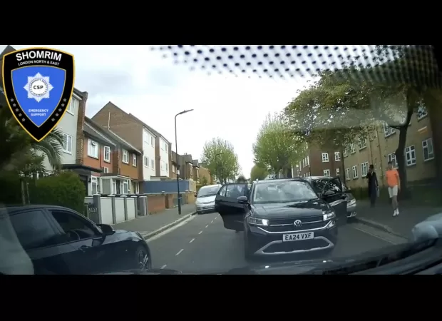 Four men attempted to kidnap a Jewish man in London by forcing him into the trunk of a car.