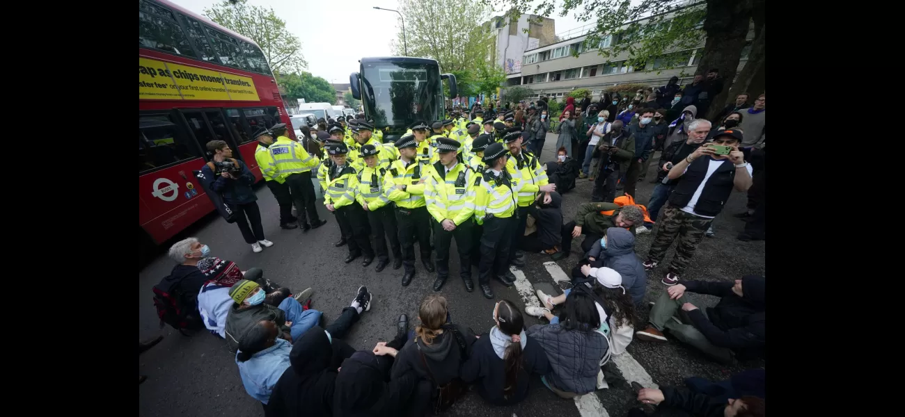 Protesters damage bus and prevent it from transporting migrants via barge.