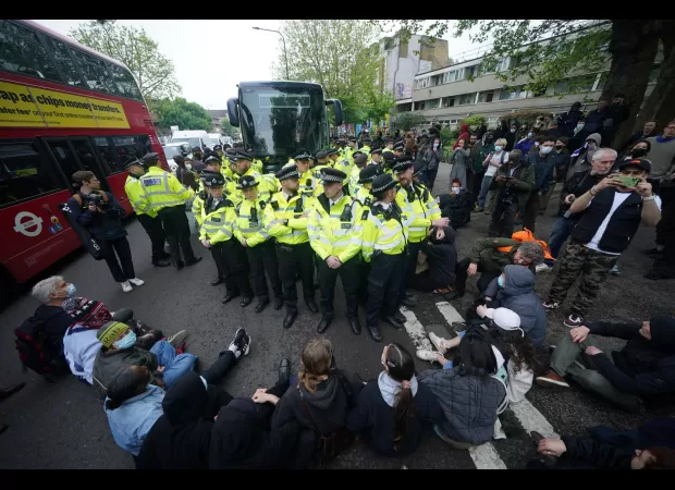Protesters damage bus and prevent it from transporting migrants via barge.