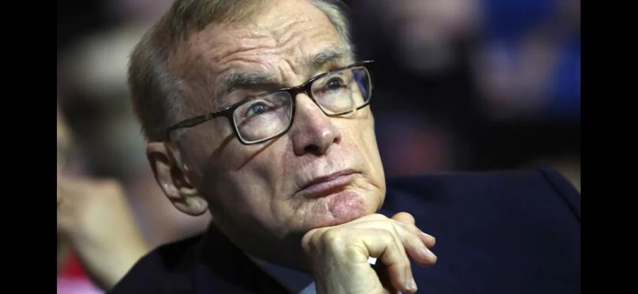 Former Australian foreign minister Bob Carr plans to take legal action against a prominent New Zealand politician.