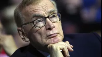Former Australian foreign minister Bob Carr plans to take legal action against a prominent New Zealand politician.