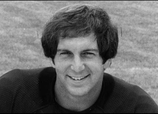 Bob Avellini, who led the Chicago Bears to the playoffs in 1977, passes away at 70.
