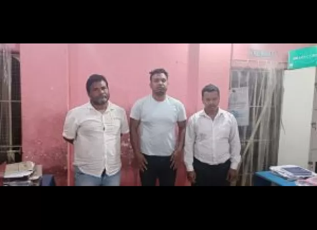 Three people, including employees of the court, have been arrested for committing job fraud.