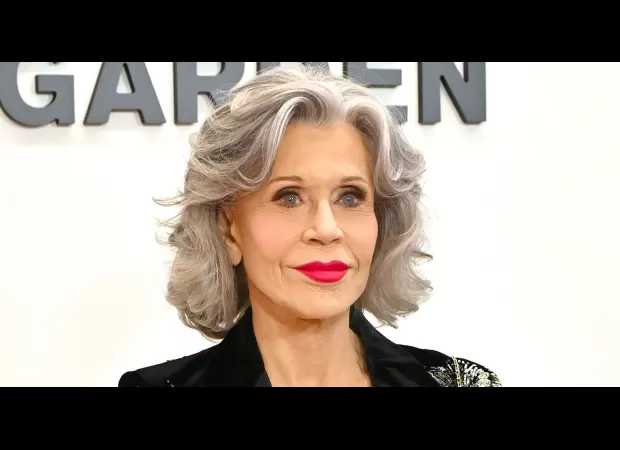 At 86, Jane Fonda stuns with flawless skin on red carpet, defying age.
