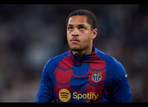 Man Utd on watch as Vitor Roque's representative criticizes Xavi and hints at possible departure from Barça.