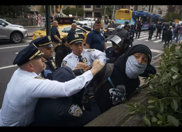 Activists against war detained during Met Gala event