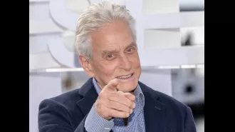 79-year-old Hollywood legend believes it is the responsibility of men to ensure female co-stars feel comfortable during sex scenes.
