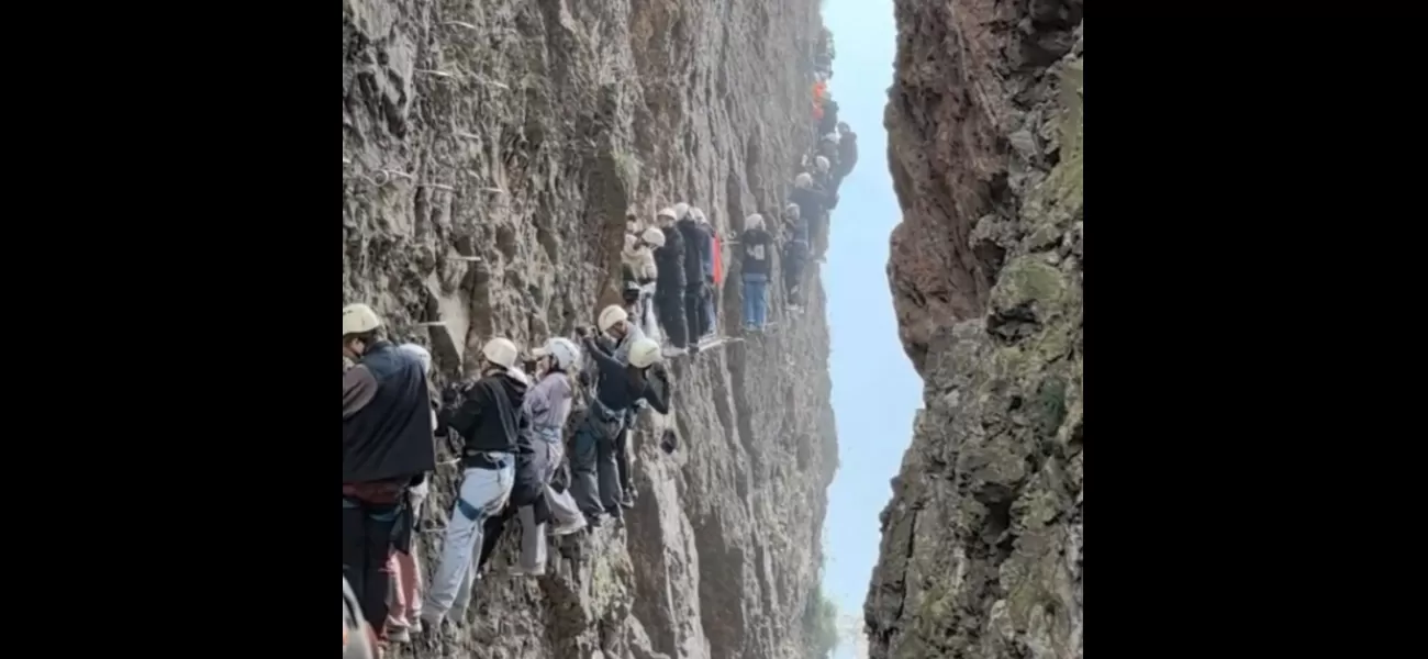 Hundreds of people were in a dangerous situation, holding onto a steep cliff for two hours.