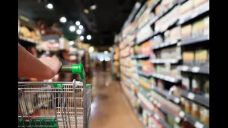 A recent survey shows that Australians' confidence in Coles and Woolworths has significantly decreased.