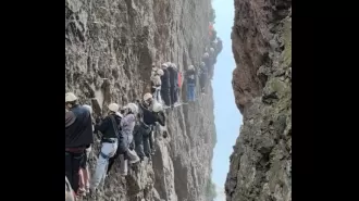 Hundreds of people were in a dangerous situation, holding onto a steep cliff for two hours.