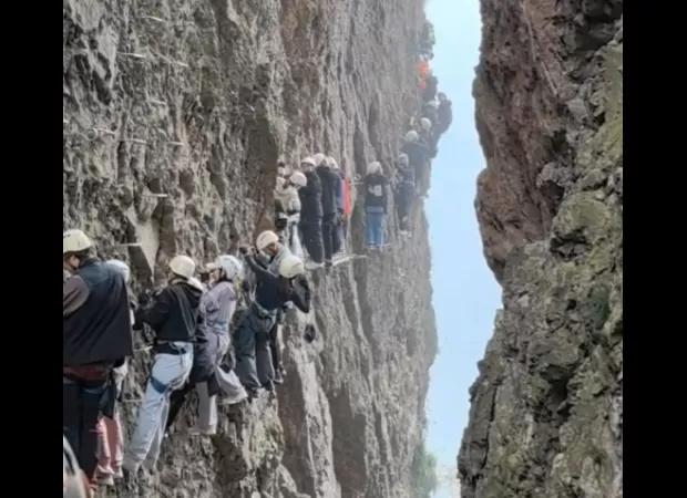 Hundreds of people were in a dangerous situation, holding onto a steep cliff for two hours.
