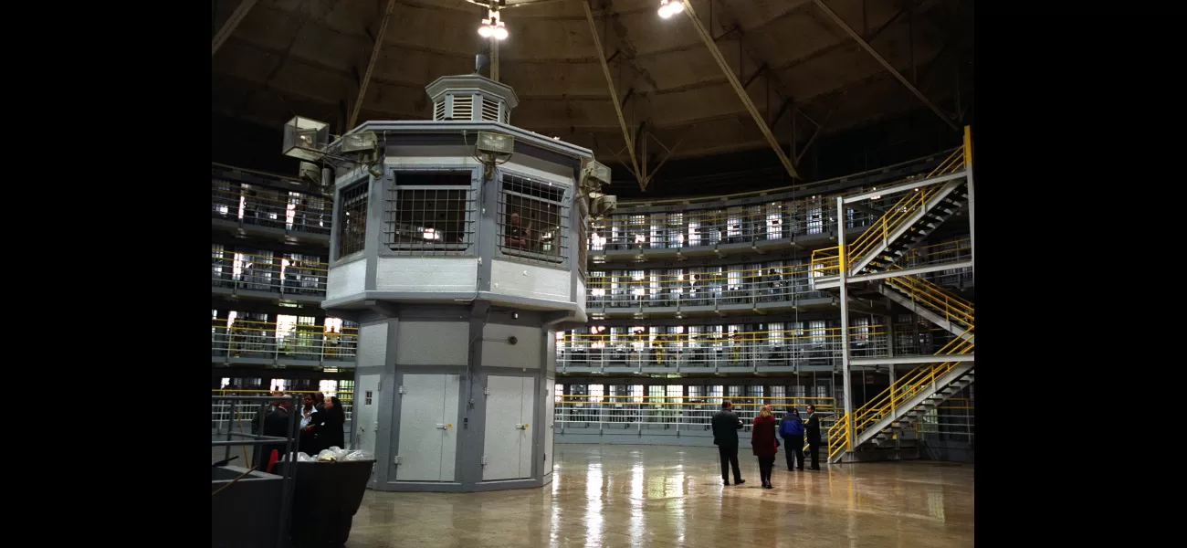 The government has set a goal to shut down and reconstruct Stateville and Logan prisons in a short time.