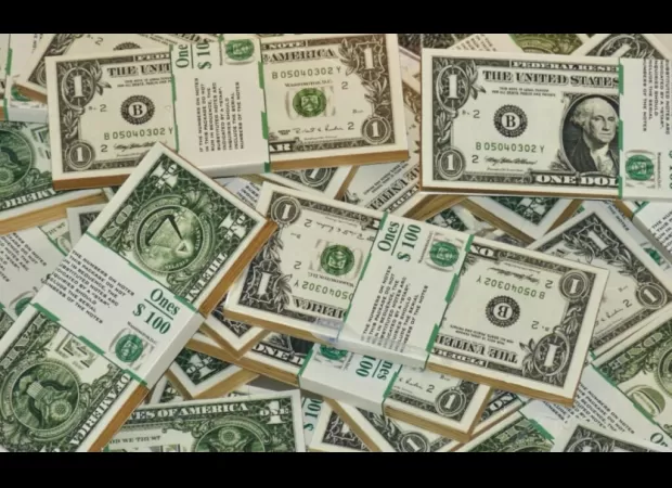 Crooks brazenly rob strip club, making off with $250K.