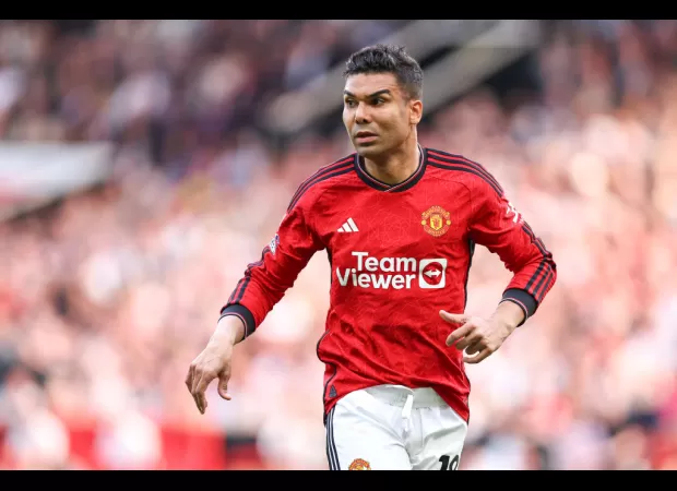 Gary Neville and Roy Keane criticize Manchester United player Casemiro for a mistake leading to Arsenal's first goal by Leandro Trossard.