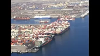 US warns businesses against dealing with Iran's Chabahar port, citing potential sanctions as a risk.