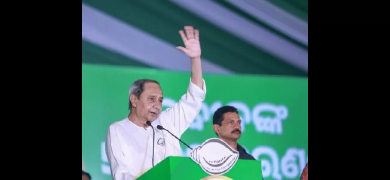 Naveen speaks to a large crowd in Rourkela.