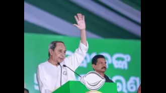 Naveen speaks to a large crowd in Rourkela.