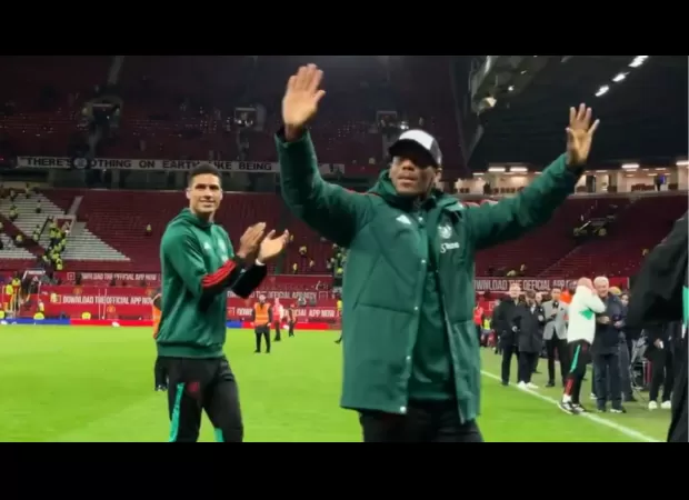 Two Man Utd players, Raphael Varane and Anthony Martial, bid farewell to the team's fans in an emotional gesture.