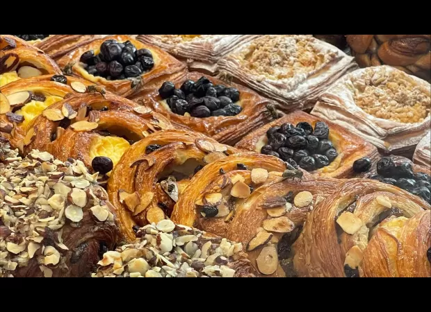 Auckland café faces bee 'robbing season' as bees start stealing honey from hives.