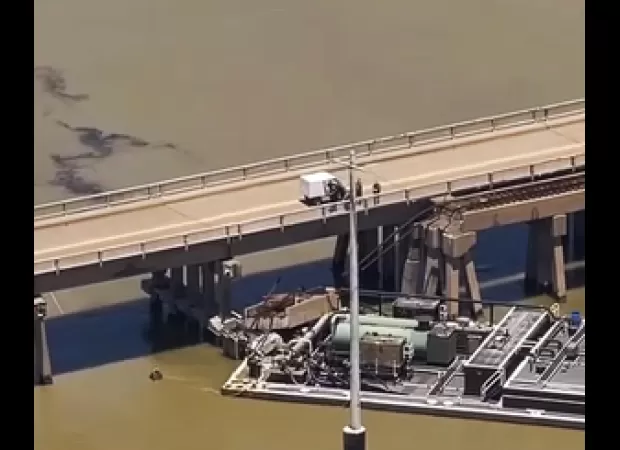 A barge collision with a bridge in the US could result in an oil spill of approximately 2,000 gallons in the Gulf of Mexico.