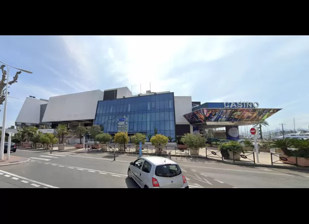 Cannes Palais evacuated due to bomb scare after suspicious package found.