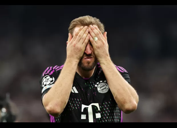 Arsenal supporters mock Harry Kane as Bayern Munich place third in Bundesliga following loss on last day.