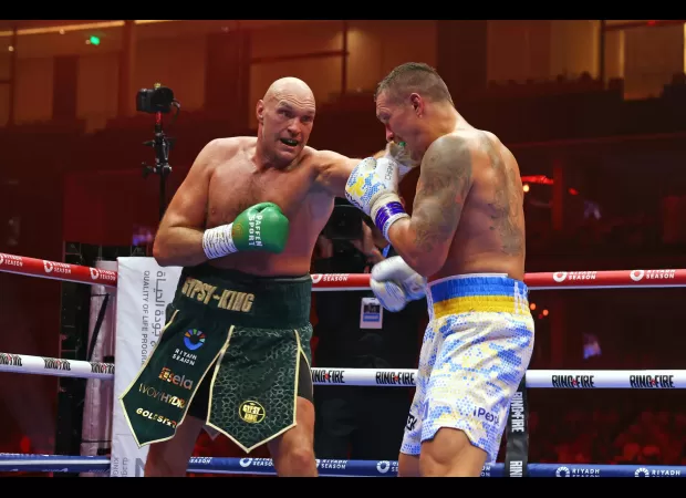 Fury loses first fight to Usyk, according to official scorecard.