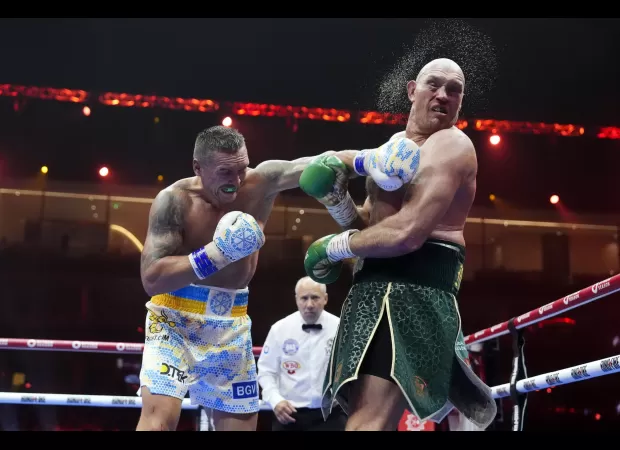 Derek Chisora argues with referee over controversial decision in Tyson Fury vs Oleksandr Usyk fight.