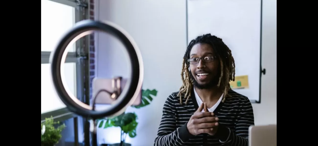 Therapists are using TikTok as a platform to increase their income through online therapy.
