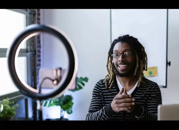 Therapists are using TikTok as a platform to increase their income through online therapy.