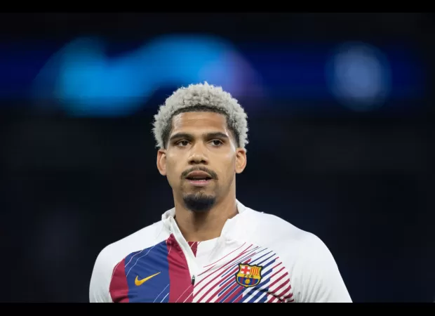 Aston Villa is planning to make a bold move for Ronald Araujo, while Barcelona is looking to sell him quickly.