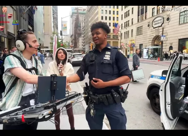 NYPD officer stops Twitch streamer in NYC to express support.