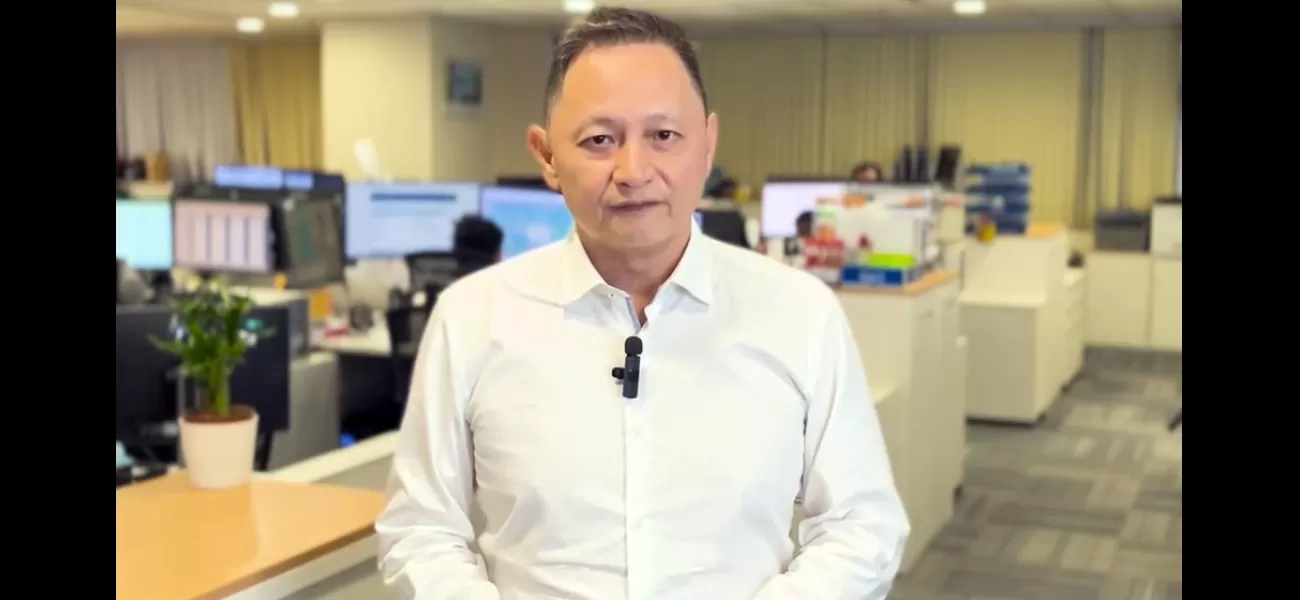 The CEO of Singapore Airlines is apologizing after a passenger passed away during a flight.