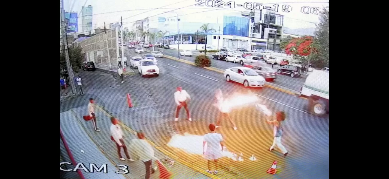 A dispute over tips leads to a fierce battle between a fire-breather and a mariachi band.