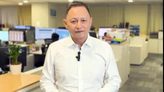 The CEO of Singapore Airlines is apologizing after a passenger passed away during a flight.
