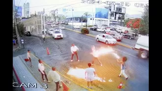 A dispute over tips leads to a fierce battle between a fire-breather and a mariachi band.