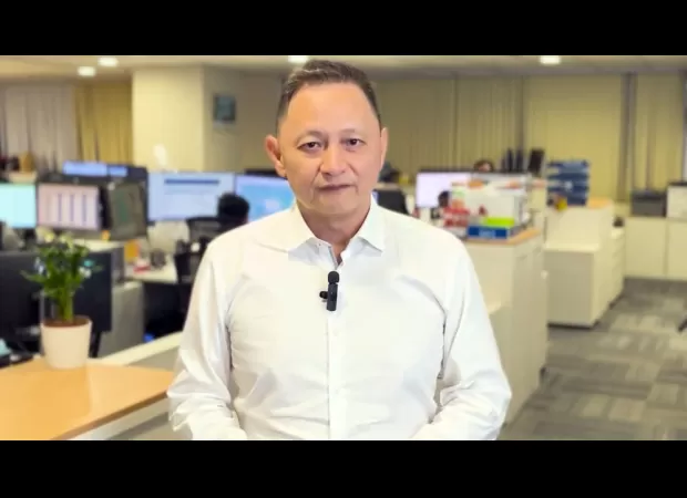 The CEO of Singapore Airlines is apologizing after a passenger passed away during a flight.