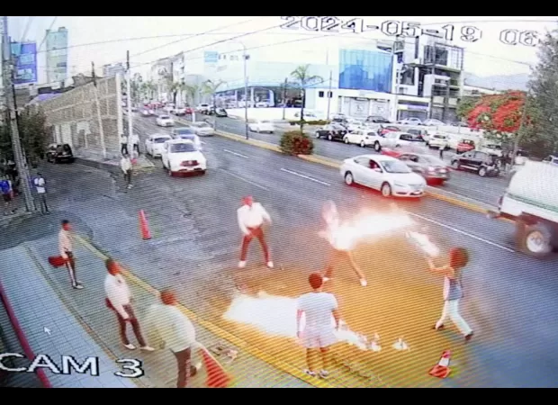 A dispute over tips leads to a fierce battle between a fire-breather and a mariachi band.