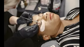 TikTok users share reasons for the decline of the eyelash extension industry due to inflation.