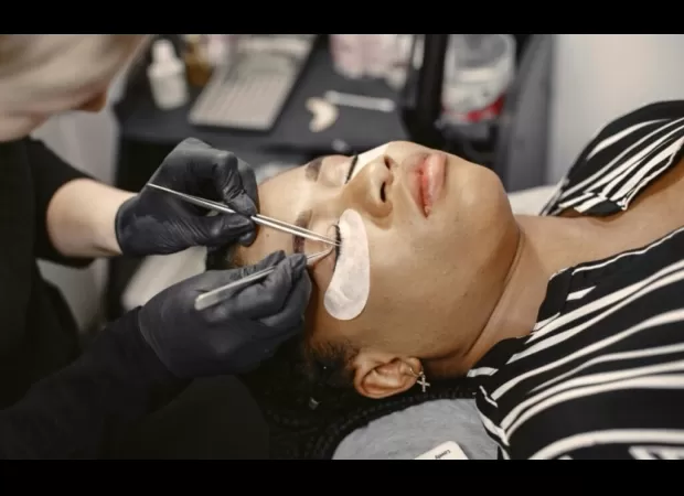 TikTok users share reasons for the decline of the eyelash extension industry due to inflation.