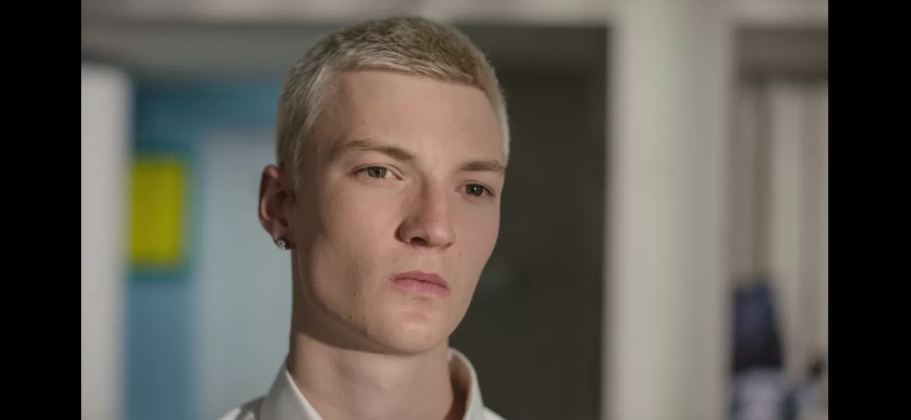 The TV show Emmerdale has hired a new actor to play a villainous character, while rumors circulate about another actor leaving the show.
