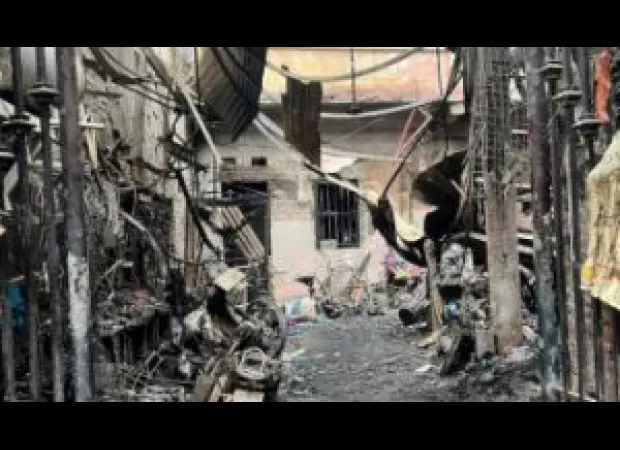 Tragic fire in Hanoi apartment building claims 14 lives and leaves 6 injured.