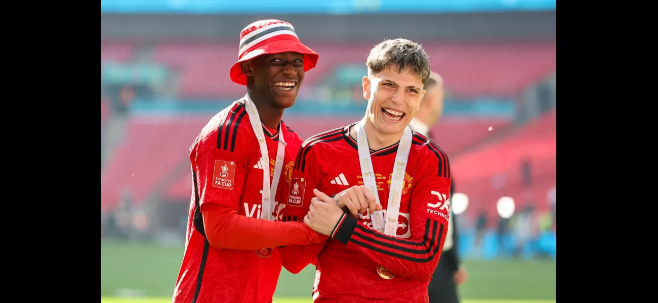 Lisandro Martinez reaches out to Man Utd young players Kobbie Mainoo and Alejandro Garnacho.