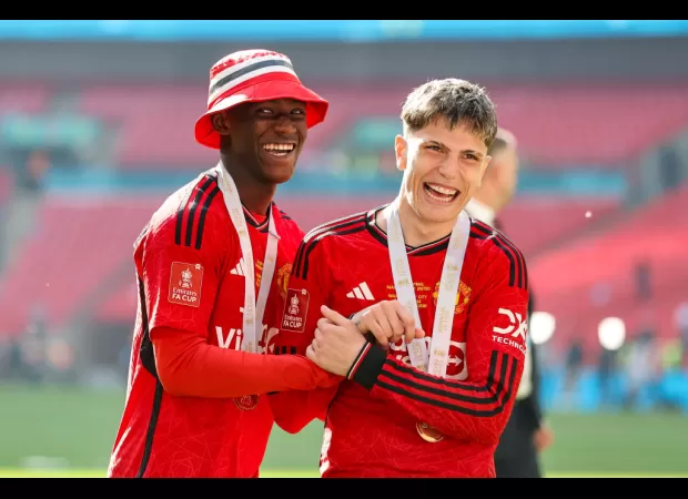 Lisandro Martinez reaches out to Man Utd young players Kobbie Mainoo and Alejandro Garnacho.