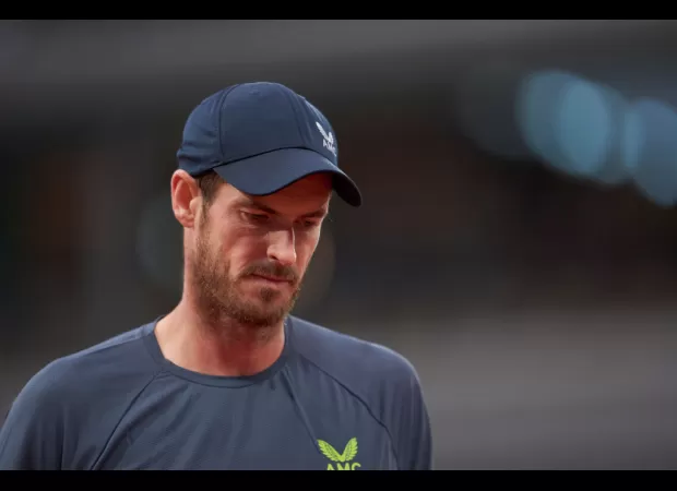 Murray loses to Wawrinka in first round, exits French Open.