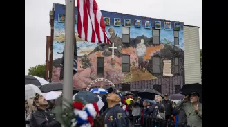 Chicago church pays tribute to soldiers who died in Vietnam War while also spearheading effort to renovate mural honoring them.